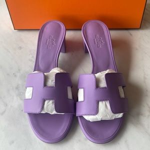 Hermès Oasis sandal in Lilac

Size 36.5 

Never ever worn